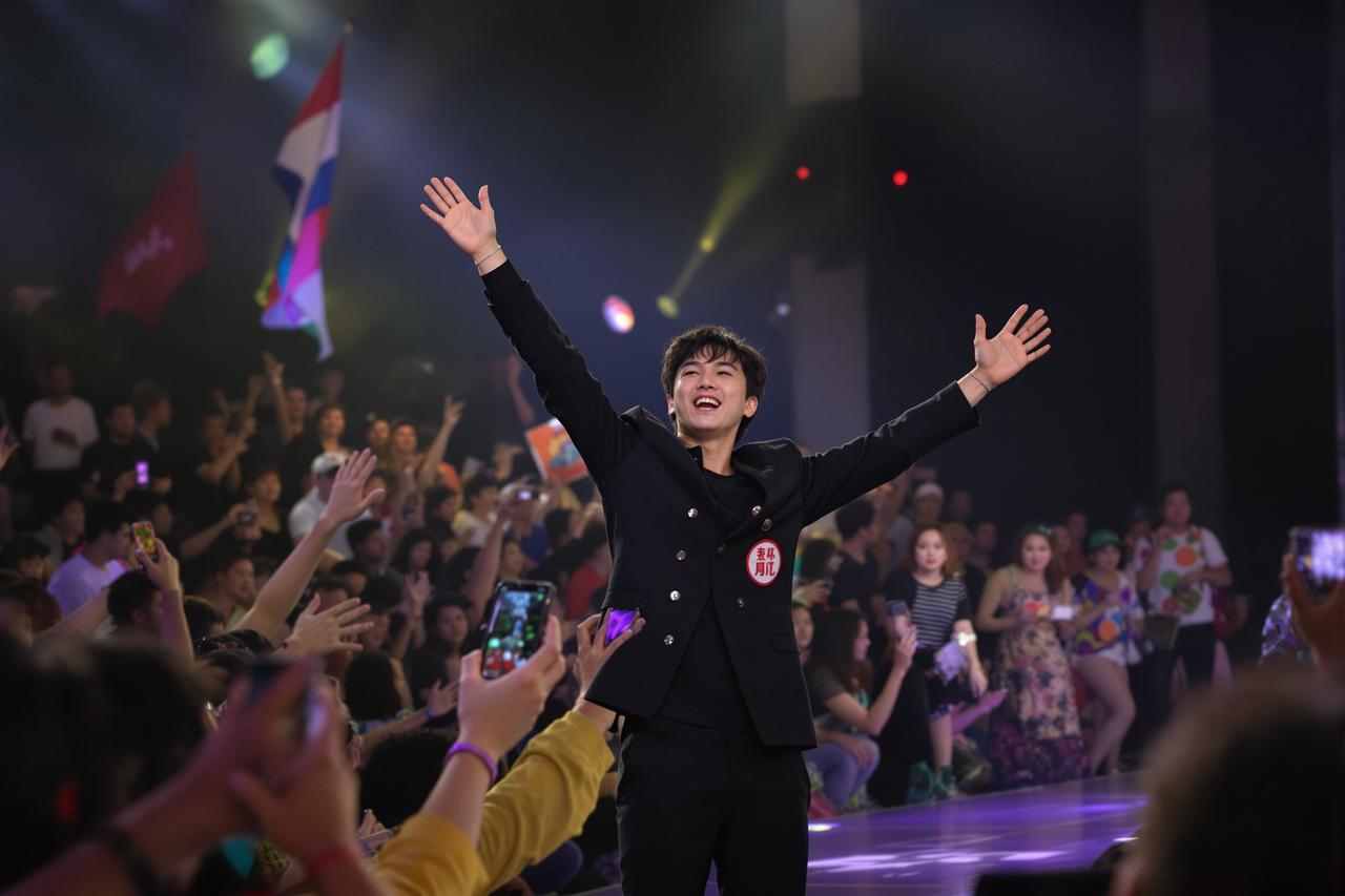 九一视频影迷见面会圆满举行，万名粉丝热情参与